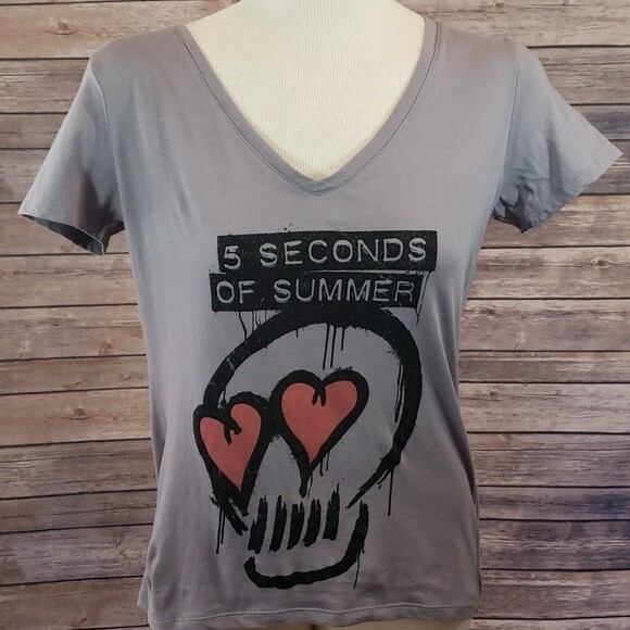 5 SECONDS OF SUMMER V-neck Skull Tee size S - Picture 1 of 5